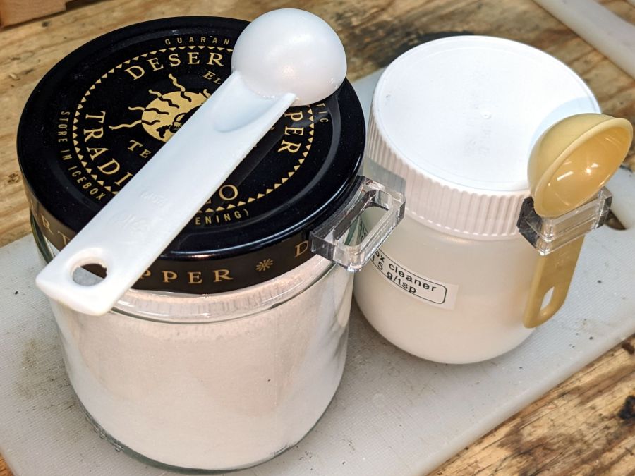 Jar lid measuring spoon holders