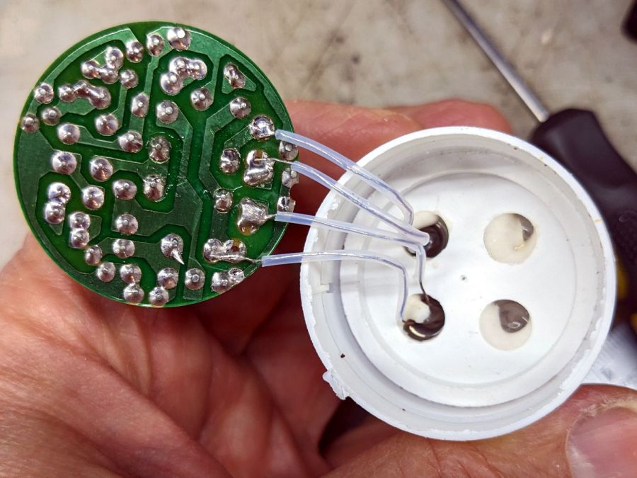 MaxLite CFL - tube wires