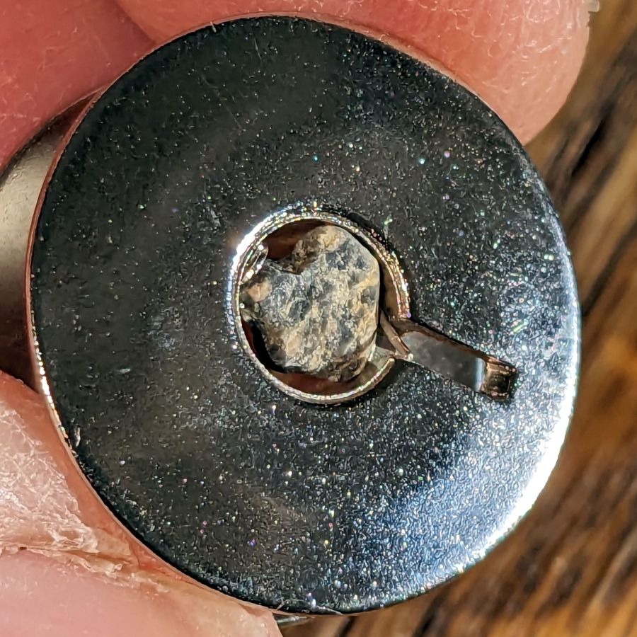 Bobbin with polishing rock