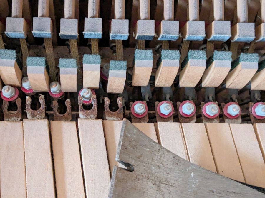Detaching piano keys