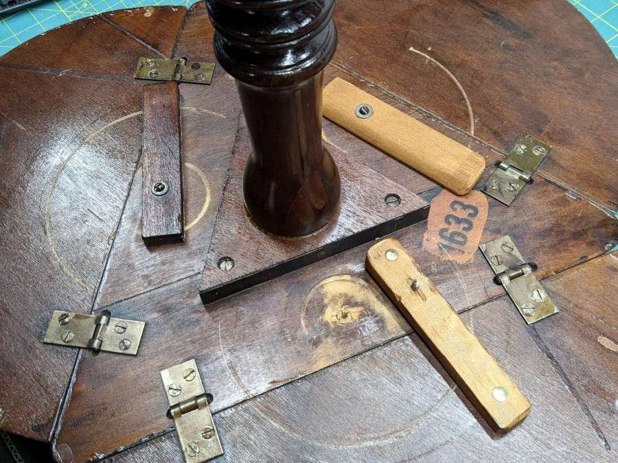 Drop leaf table - random latches