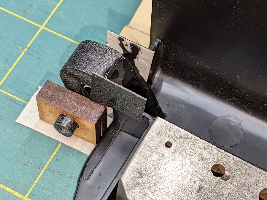 Humidifier hinge - fixturing