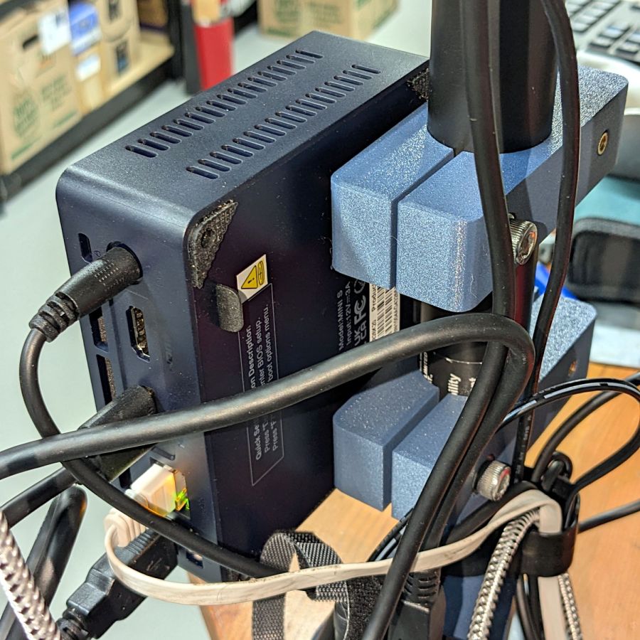 Monitor pole Beelink clamp - rear