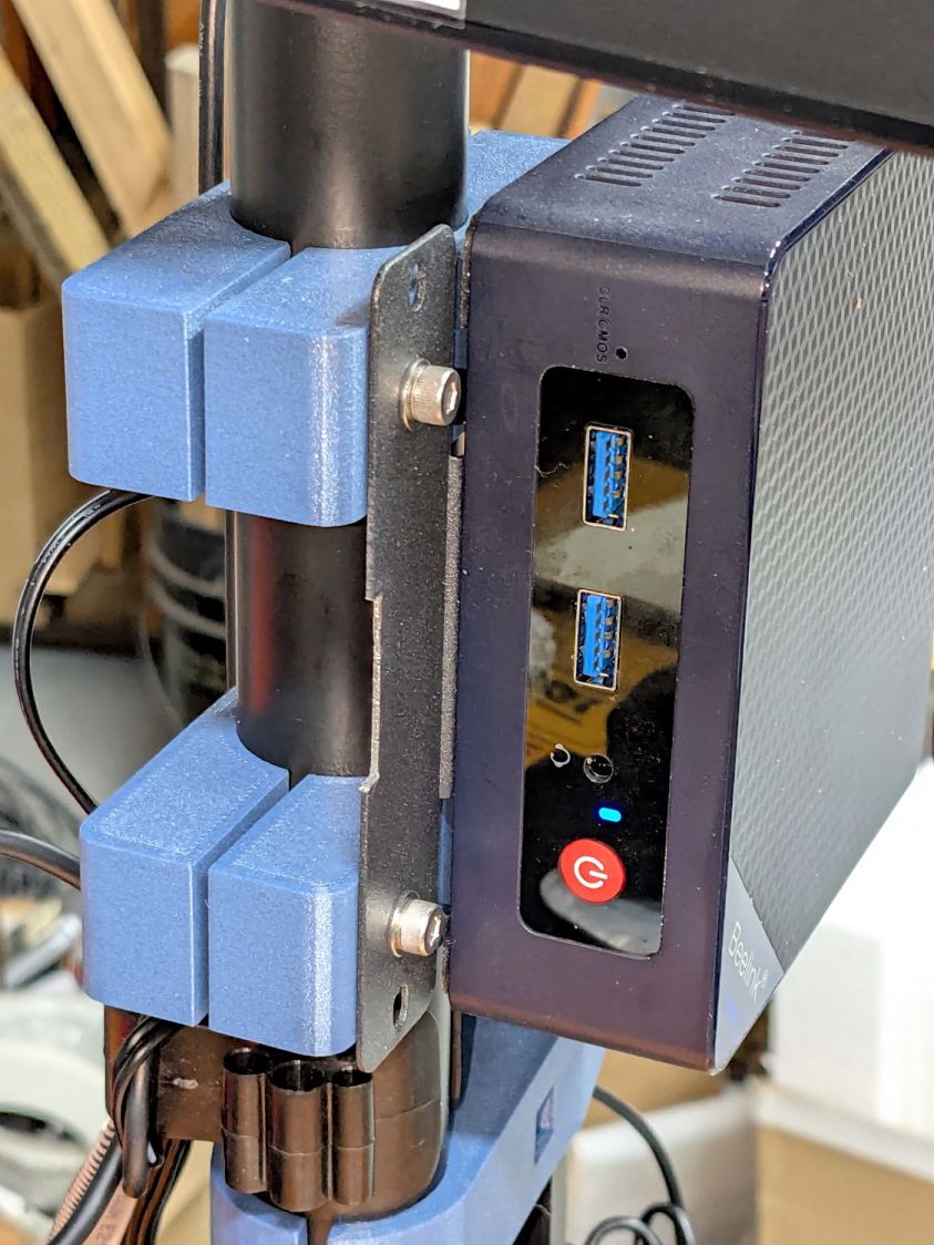 Monitor pole Beelink clamp - front