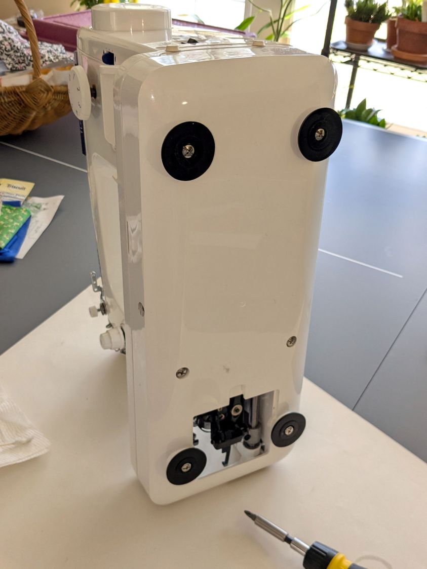 Juki TL2010Q - bottom cover on end