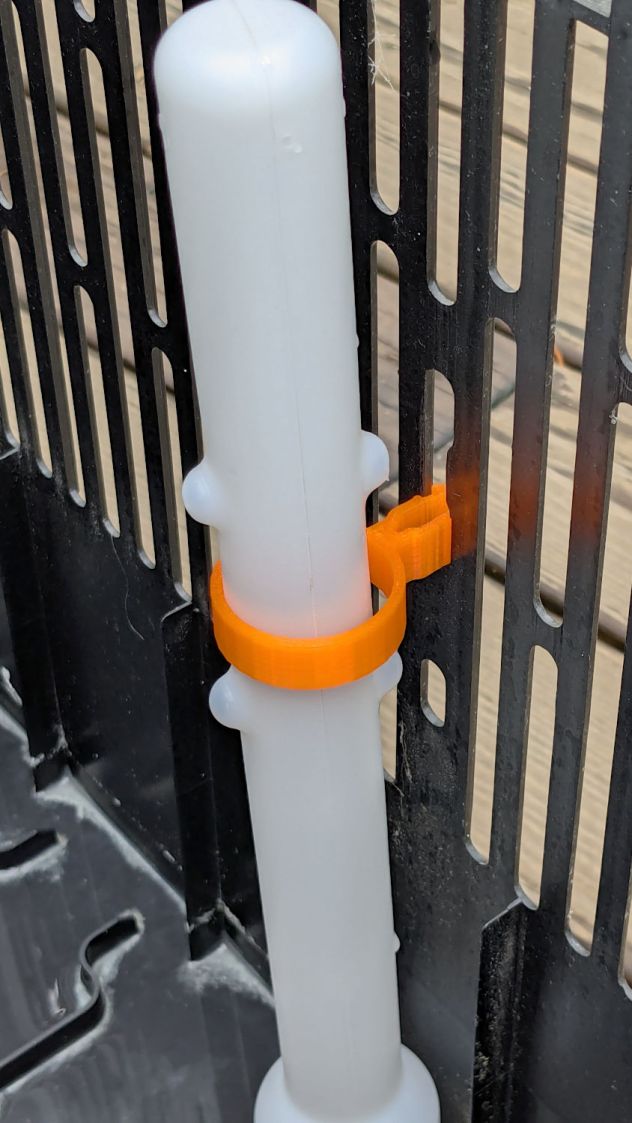 Humidifier float clip - installed