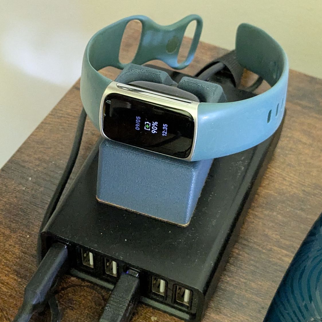 FitBit Charge 5 stand - installed