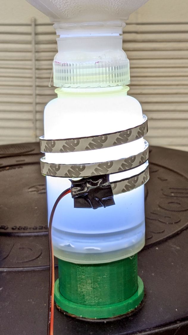 Worm Bin Fly Trap - lighting detail