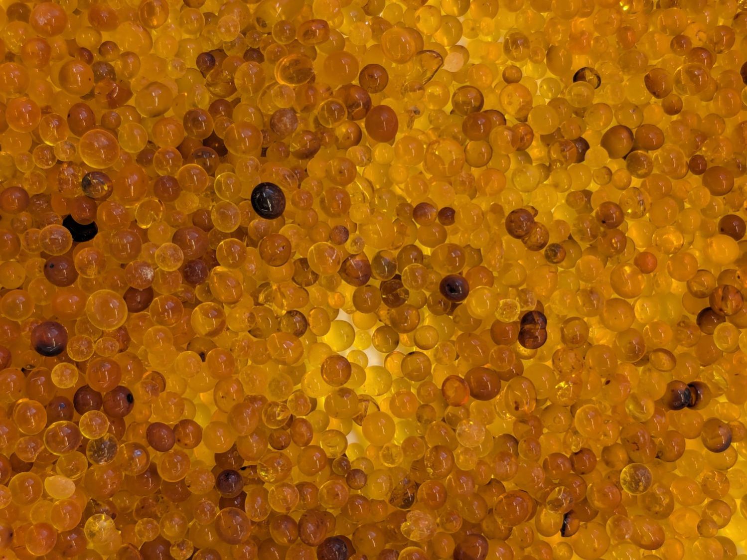 Silica gel beads - damaged indicator dye