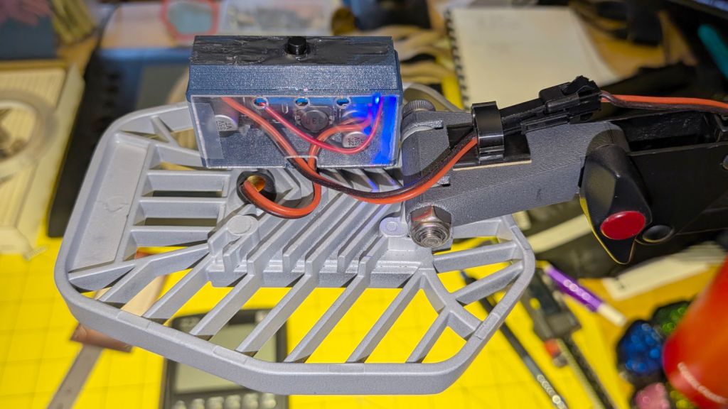 LED Garage Light: Desk Lamp Upcycling