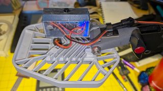 LED Garage Light: Desk Lamp Upcycling