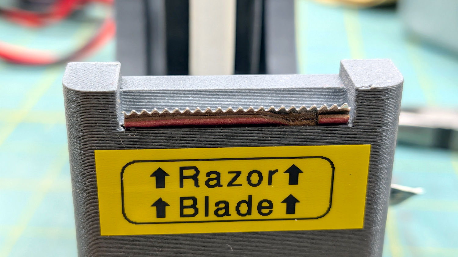Gridfinity Tape Dispenser - serrated blade