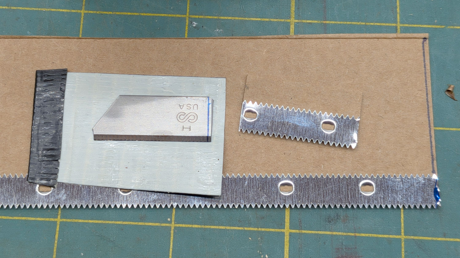 Gridfinity Tape Dispenser - razor vs serrated blades