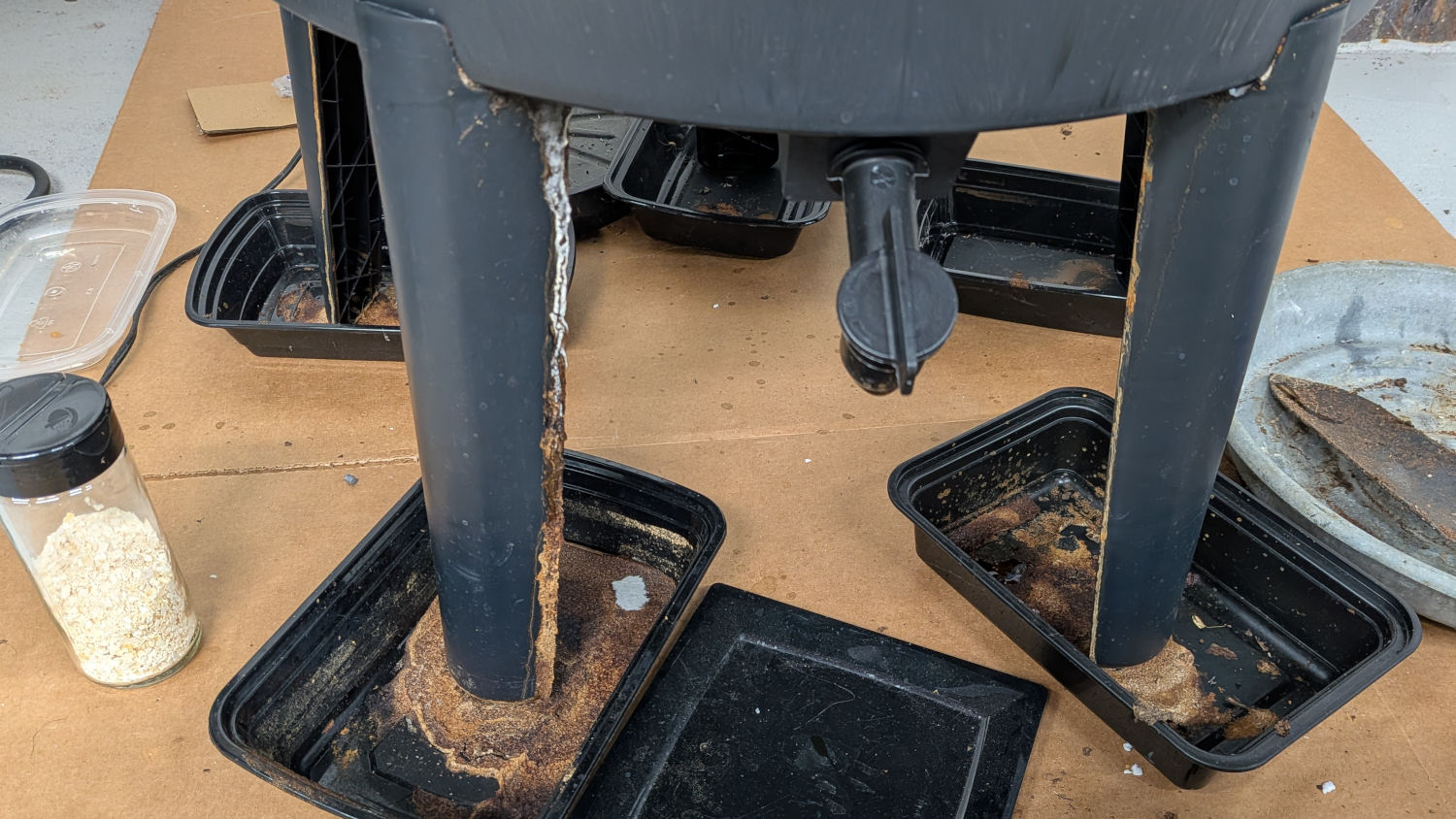 Worm Bin - leg leakage